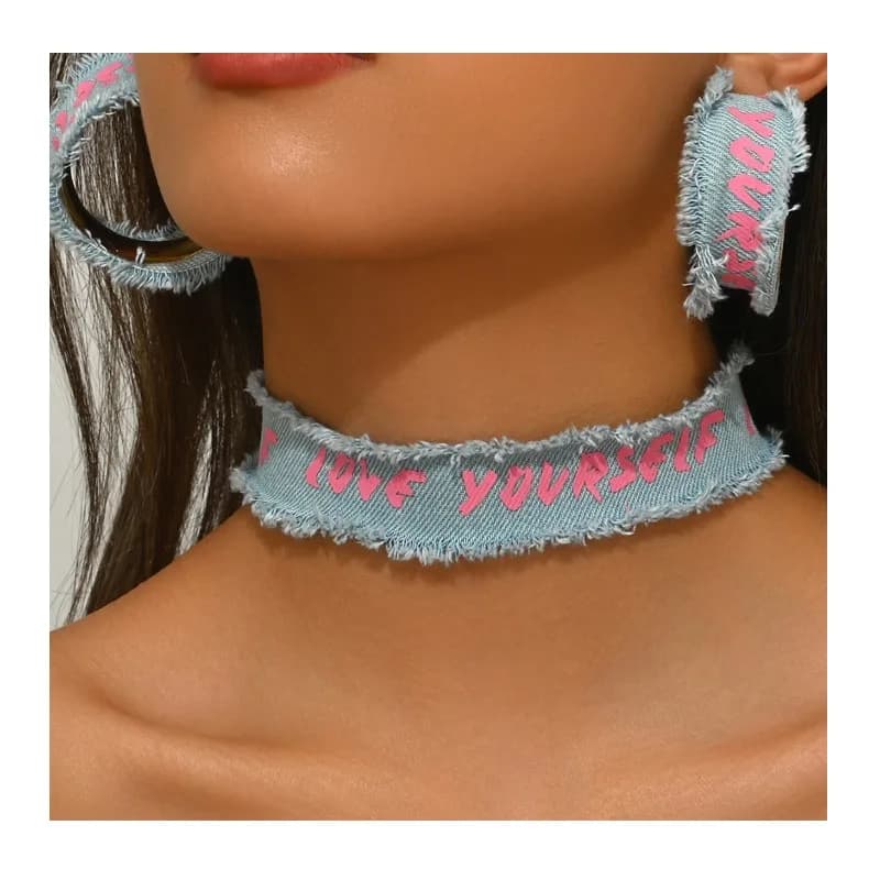 Set Collana e Orecchini da Donna Stile Fashion Spice Girl, Design Alfabeto Inglese in Tessuto Denim, Orecchini a Perno Eleganti