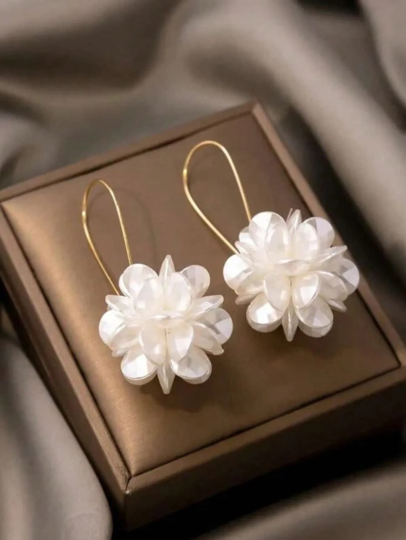 Orecchini pendenti lunghi a sfera floreali con petali bianchi e borchie geometriche