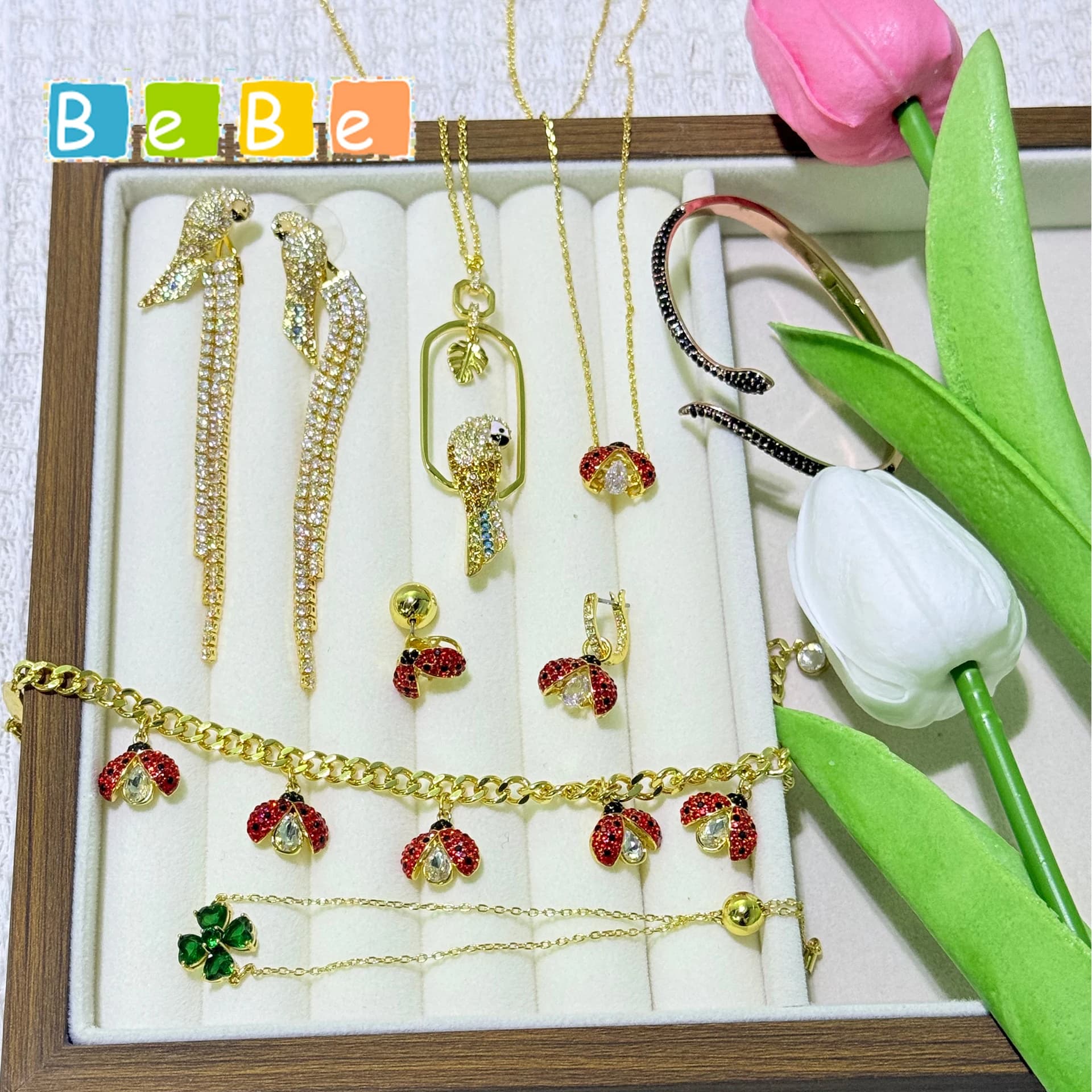 Set di Gioielli di Alta Qualità 2026: Collana, Anello e Orecchini di Lusso con Foglia Verde, Pappagallo Dorato e Coccinella Rossa in Cristallo per Signore