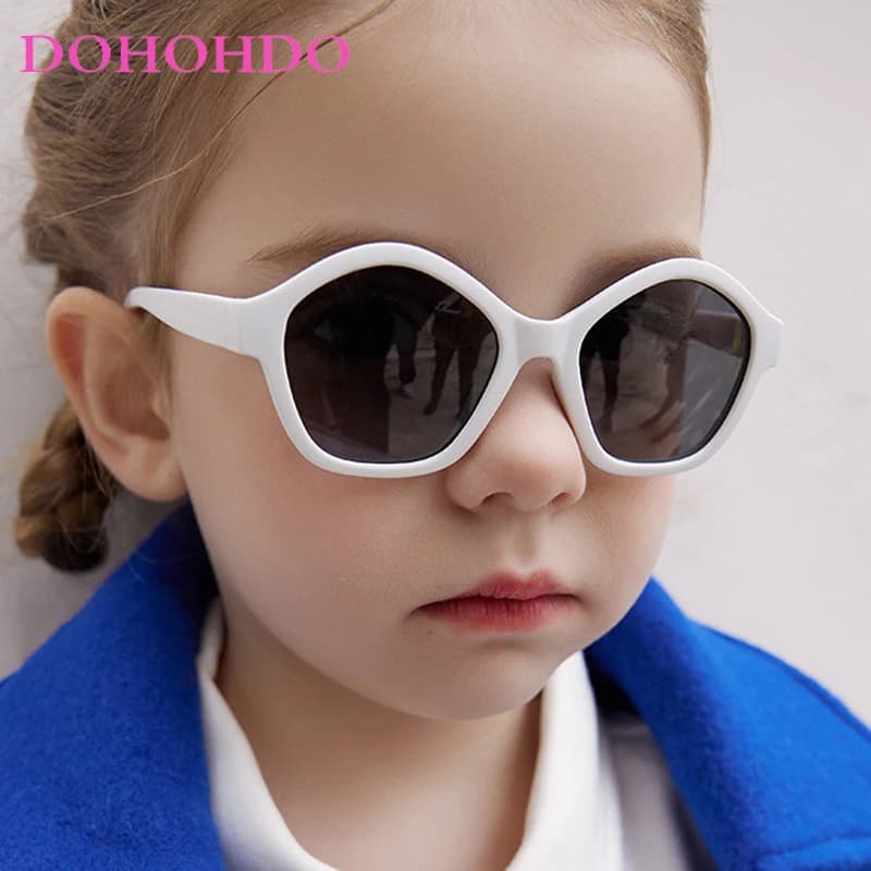 Nuovi Occhiali da Sole Polarizzati per Bambini con Cinturino, Montatura Poligonale, Ultraleggeri in Silicone Flessibile, Antiriflesso UV400 per Ragazze e Ragazzi