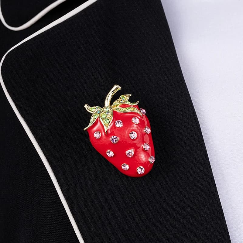New 1pc Cute Strawberry Corsage Banquet Decoration Women Scarf Brooch Pins Jewelry Gifts