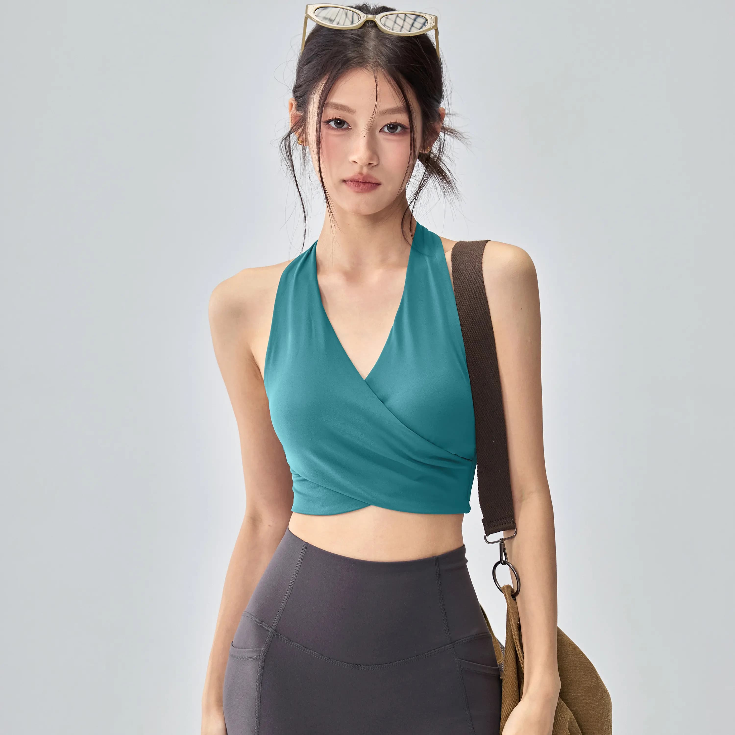 Full sports bra with deep V neckline and fixed cups for women, ideal for yoga, Pilates and fitness, with uncovered back, in fast drying slim fabric