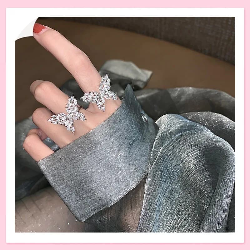 Anello da Donna Aperto per Dito Indice con Zirconi a Farfalla, Design di Nicchia, Lusso Leggero, Stile Super Fatato, Tendenza Influencer, Stile Freddo