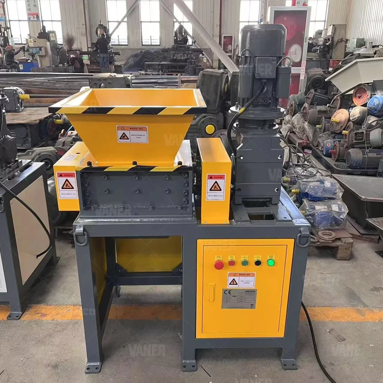 V-EB300 Macchina per tritare rottami di metallo Mini macchina per frantoio di lattine Macchina per il riciclaggio del trituratore di pneumatici per rifiuti per il contenitore di riciclaggio