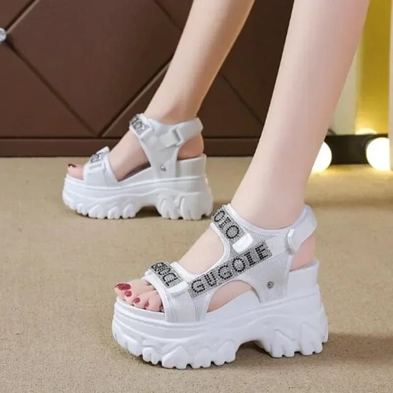 Scarpe femminili eleganti NUOVE sandali da donna di lusso estivi Scarpe da torta con suola spessa con tacco inclinato rialzato Scarpe romane Scarpe da ginnastica da donna