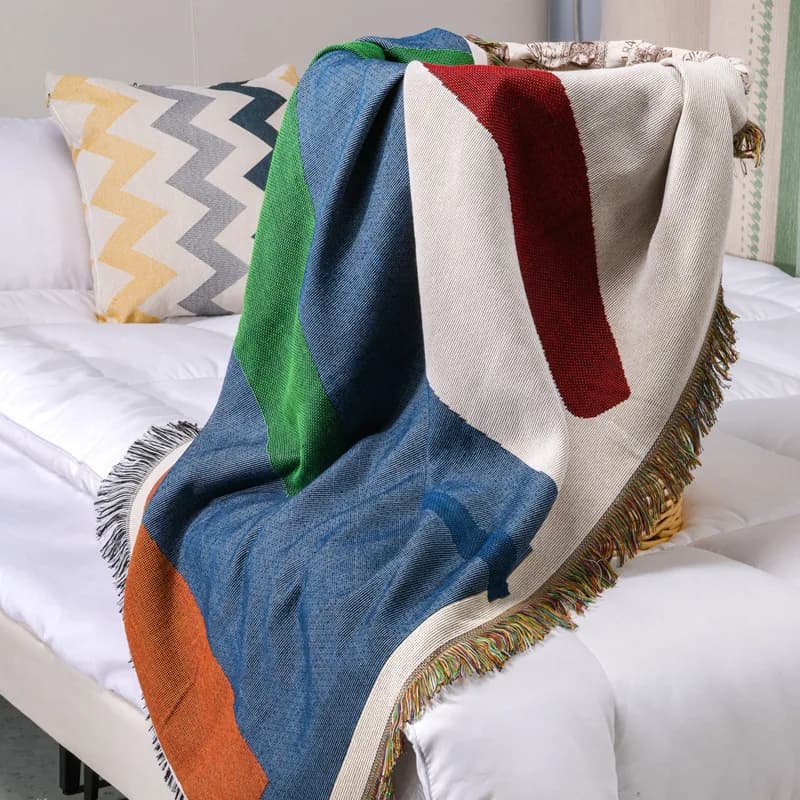 Tappeto da parete in jacquard che serve anche come coperta da campeggio o tappetino da picnic e come comoda copertura per il divano, una scelta versatile per il comfort quotidiano.