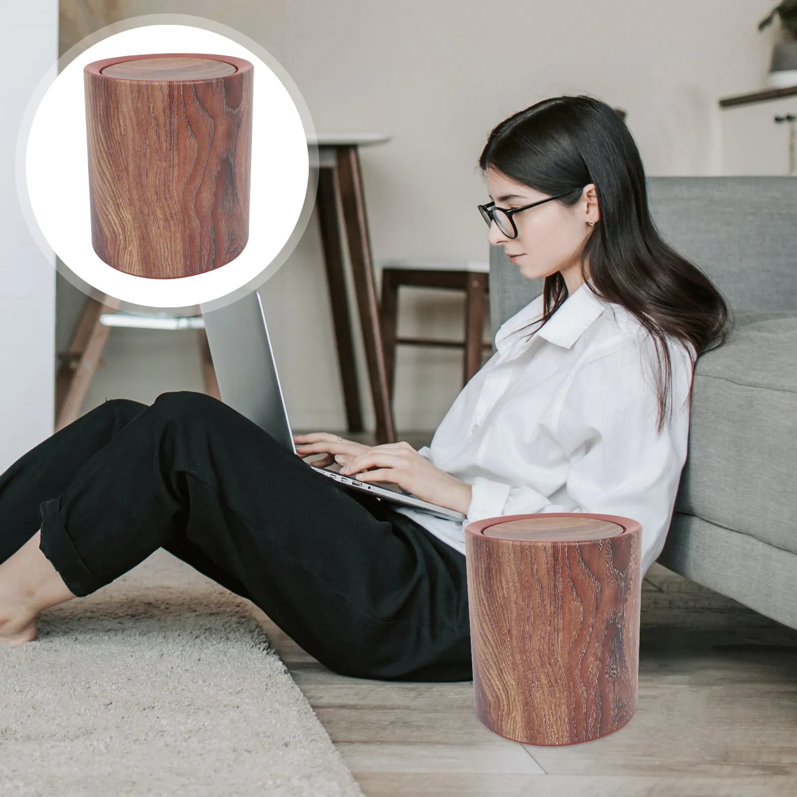 Cestino per Rifiuti con Finitura Effetto Legno, Coperchio a Battente, Rotondo, per Cucina, Bagno, Ufficio, Arredamento Boho, Contenitore in Plastica per Spazi Piccoli