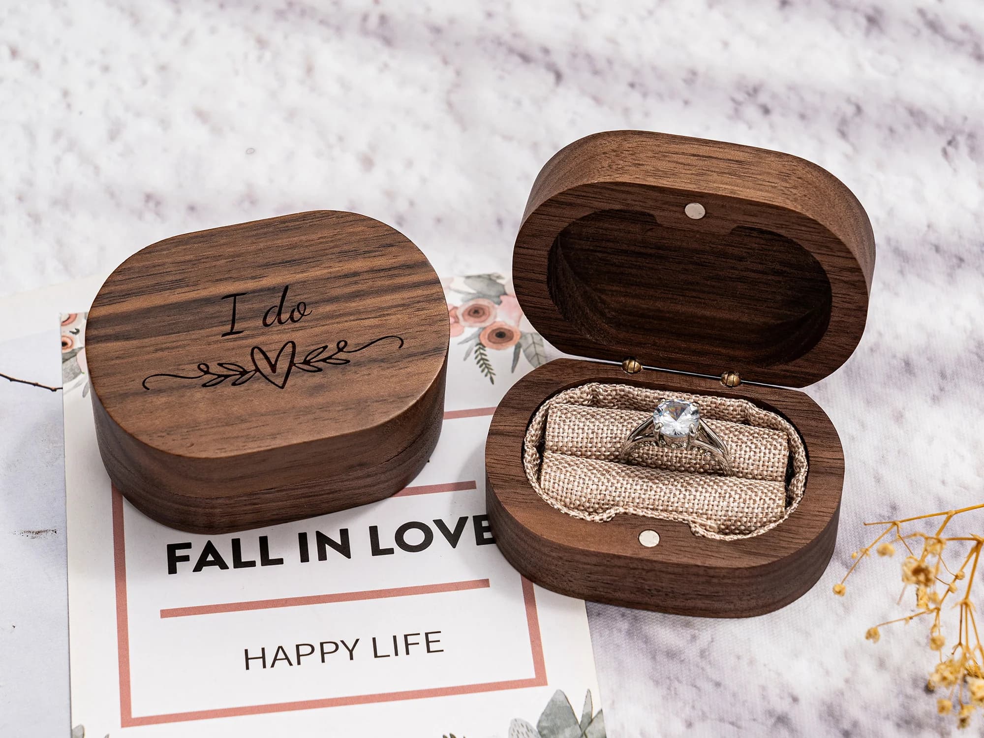 Scatola per Anelli in Noce Artigianale con Incisione 'I Do' - Porta Anelli Rustico Quadrato in Legno per Matrimoni e Fidanzamenti, Perfetto per Proposte di Matrimonio