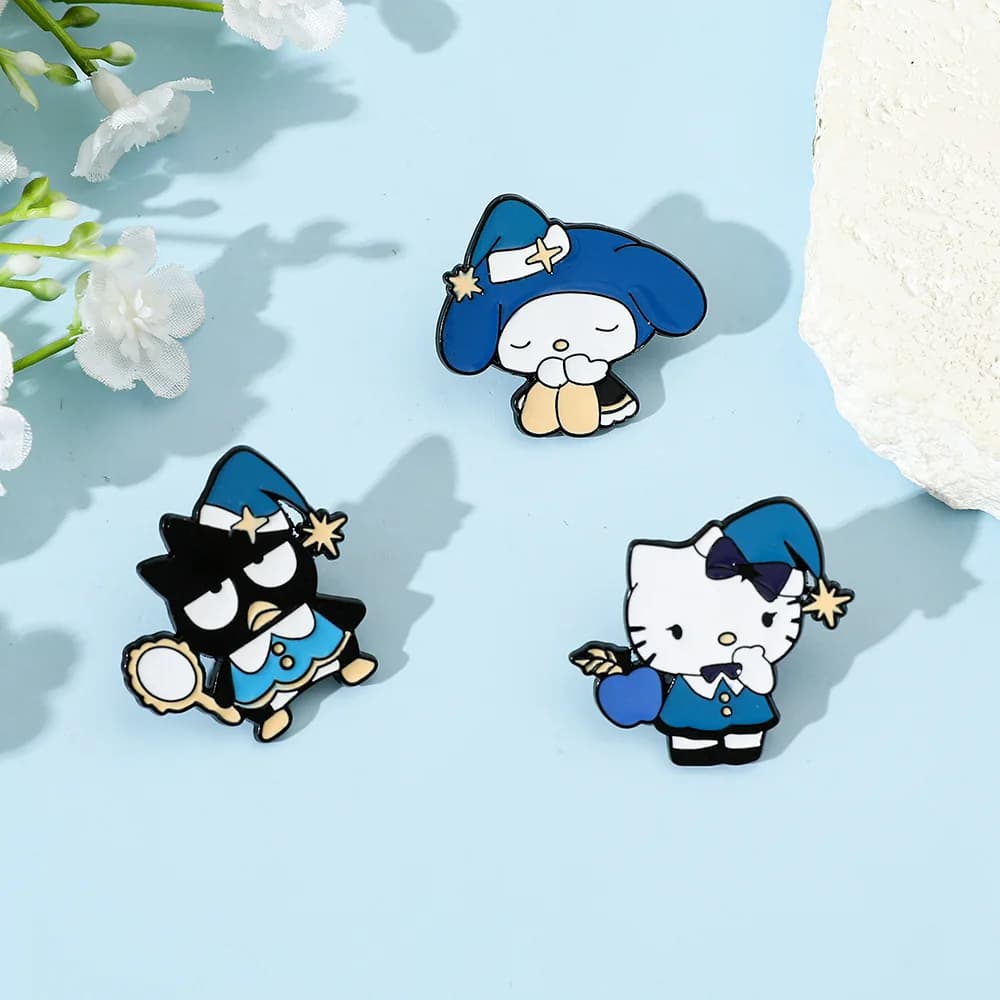 Spilla creativa a forma di cartone animato Bad Badtz-Maru Hello Kitty Cinnamoroll, distintivo in metallo, gioielli, accessori per abbigliamento e zaini