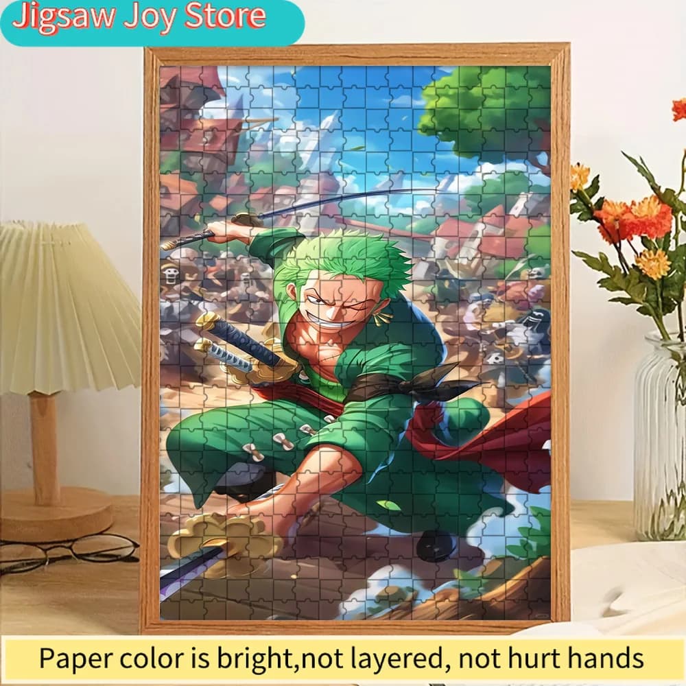 Puzzle in Carta Artistica One Piece Roronoa Zoro Stile Santoryu Tre Spade, Posizione Dinamica di Battaglia con Sfondo Urbano, Spadaccino Anime