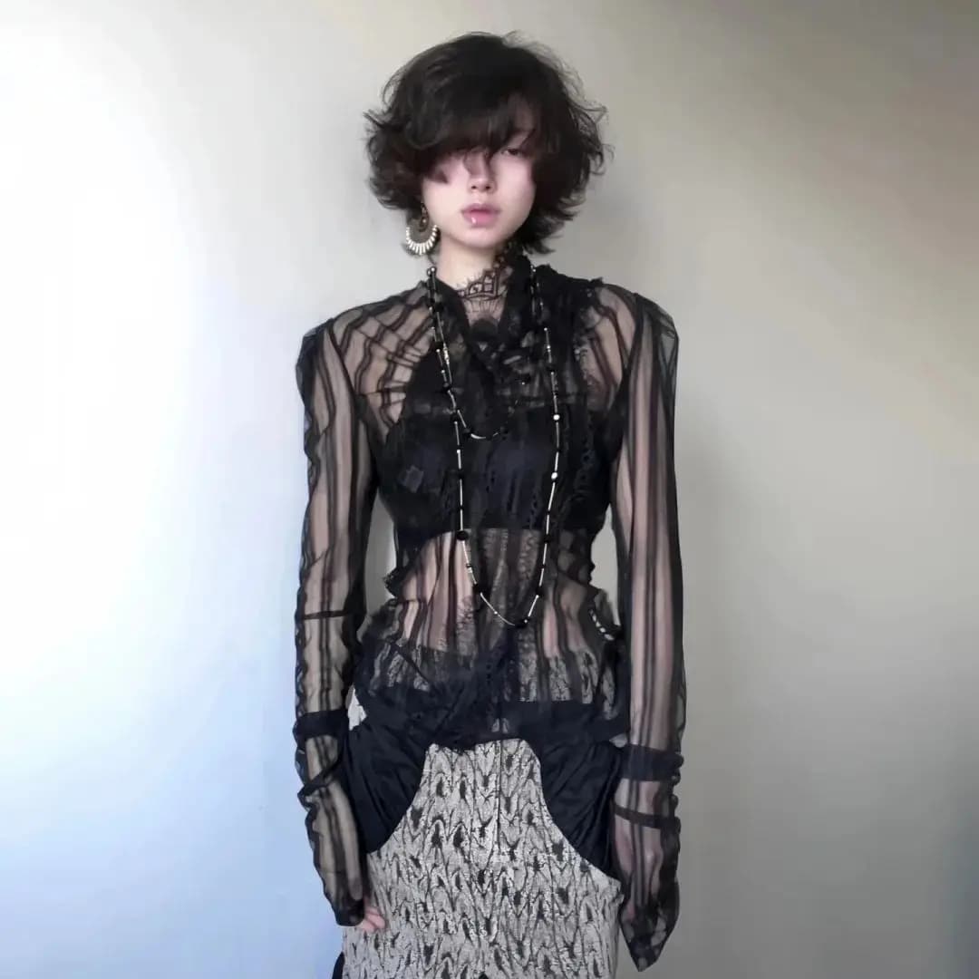 Camicetta bianca sottile primaverile da donna di design originale Slash Neck manica lunga in pizzo Slim Sexy con stampa di lettere Punk Top