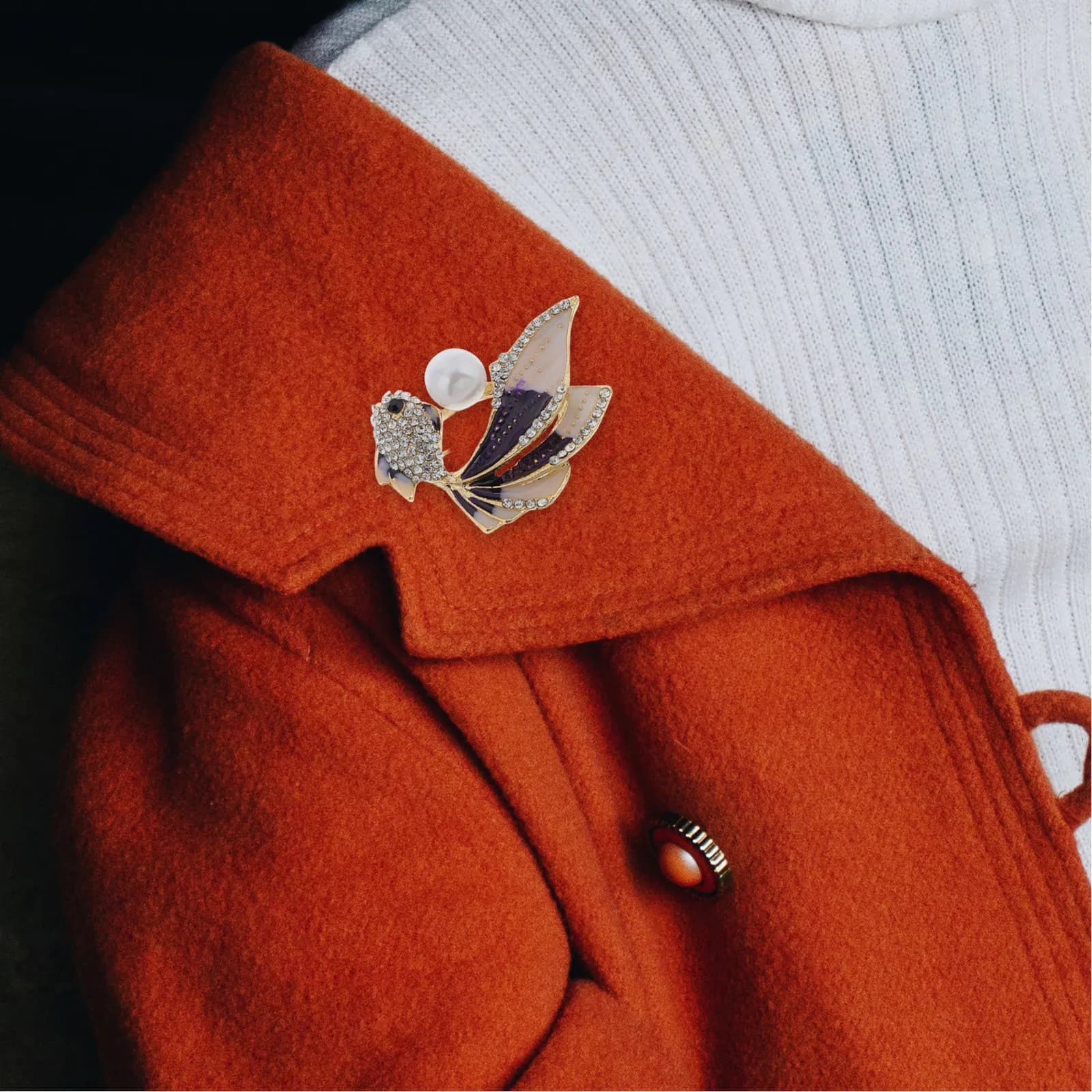 Brooch Colorful Gradient Tail Unique Animal Pin for Jackets Scarves Hats Underwater Fashion Lapel Pin