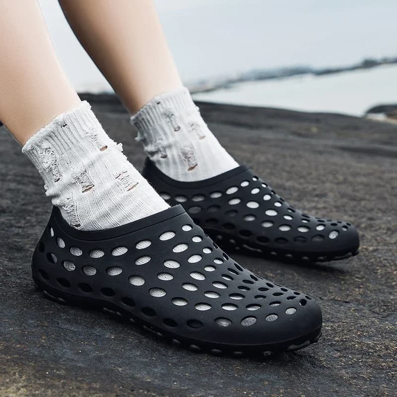 Men Sandals Shoes Flat Lightweight Garden Sandals Summer Beach Male Sneakers Outdoor Home sandalias hombre Black White