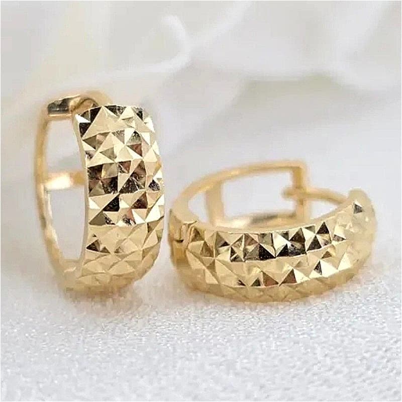 Fashion Charm Embossed Design Golden Plated Wide Hoop Earrings for Women Elegant Temperament Banquet Wedding Jewelry Accessories