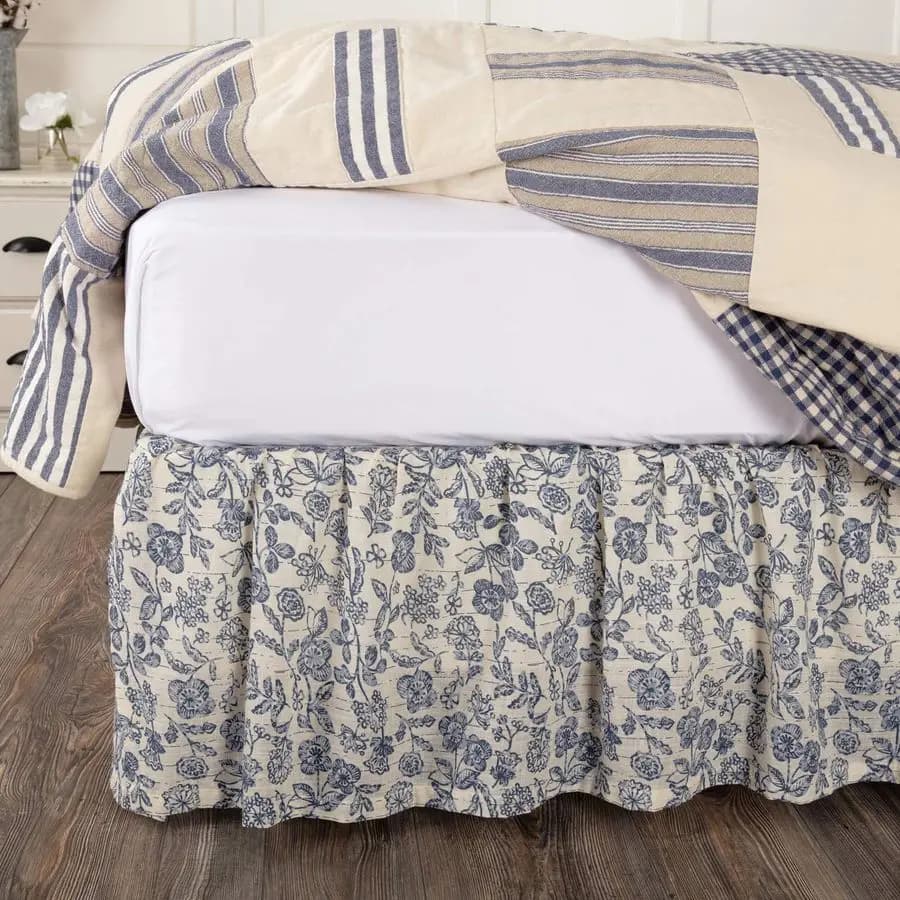 Gonna letto matrimoniale floreale Doylestown con 16 cm di caduta, balza arricciata blu e crema, stile Country Cottage, vintage, per camera da letto in stile rustico