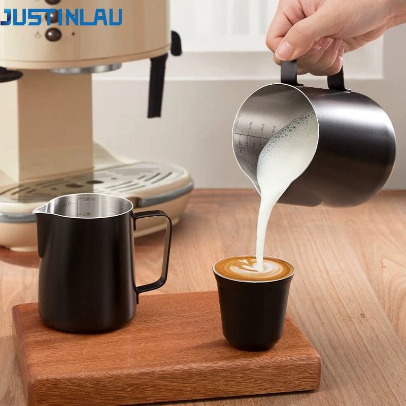 JUSTINLAU Brocca per Montare il Latte in Acciaio Inox con Scala Precisa, Alta Qualità, Utensile Professionale per Barista e Caffetteria