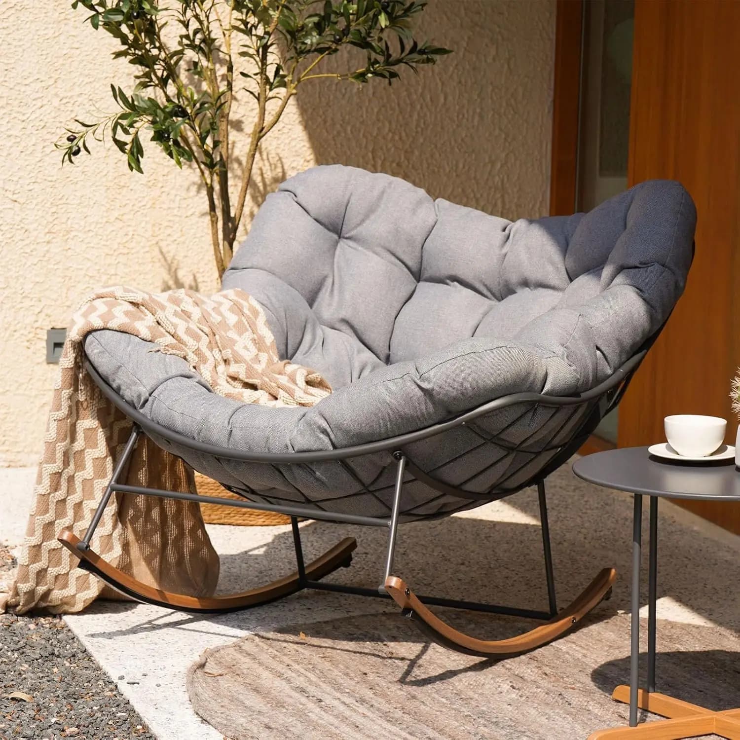 Sedia a Dondolo Moderna da Esterno con Cuscino, Poltrona a Dondolo a Forma di Uovo Grigia per Patio, Veranda, Balcone