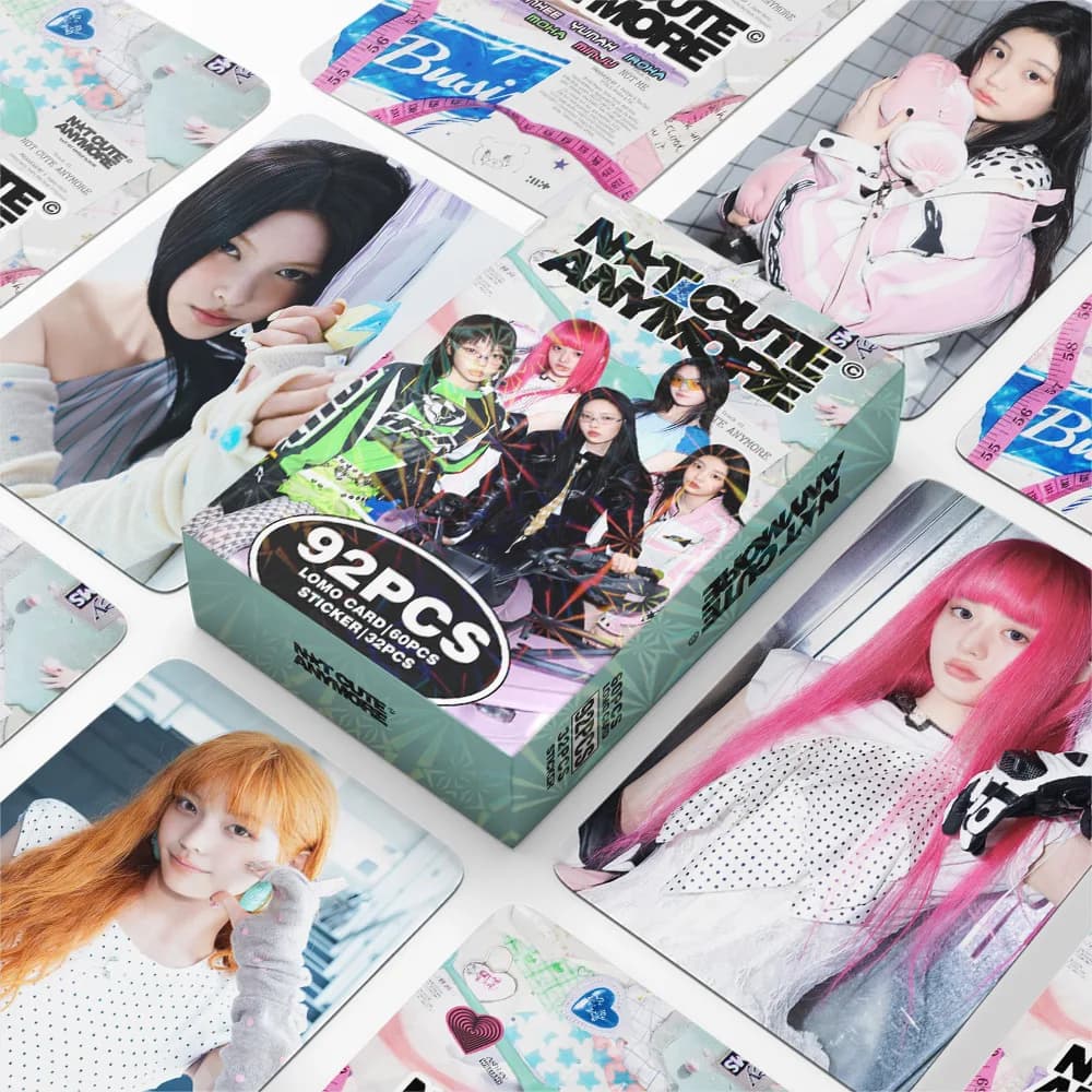 Illit, I'Llit Cute Anymore, Gllit, Carte Fotografiche Kpop, Merchandise per Fan Kpop, 92 Pezzi in una Scatola (60 Carte Lomo + 32 Adesivi), Carte Fotografiche ad Alta Definizione, Oggetti da Collezione, Piccoli Regali, Regali per le Feste, Decorazioni
