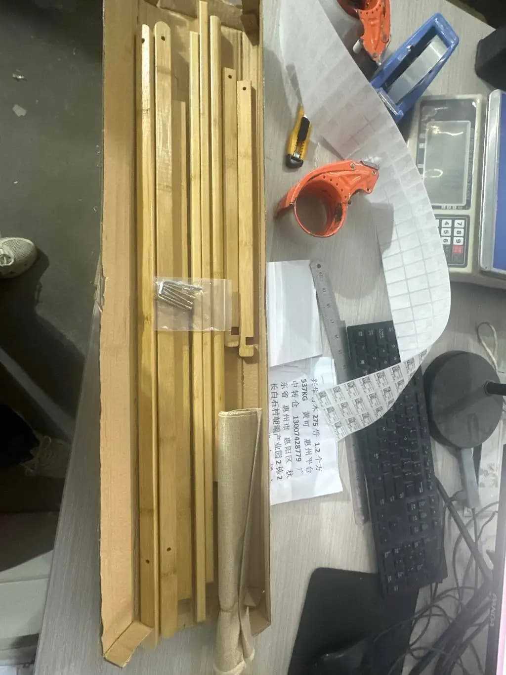 Simple floor wooden hanger, without drilling, floor to ceiling coat rack for the room