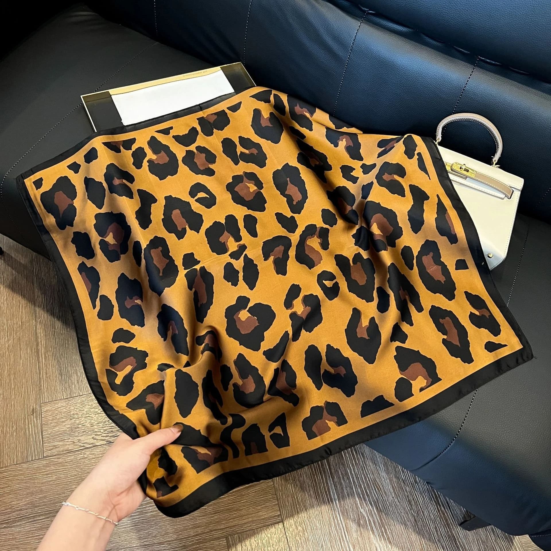 Foulard quadrato in seta 70x70cm con stampa leopardata selvaggia, sciarpa da collo da donna, bandana, fascia per capelli da spiaggia, scialle in raso da donna