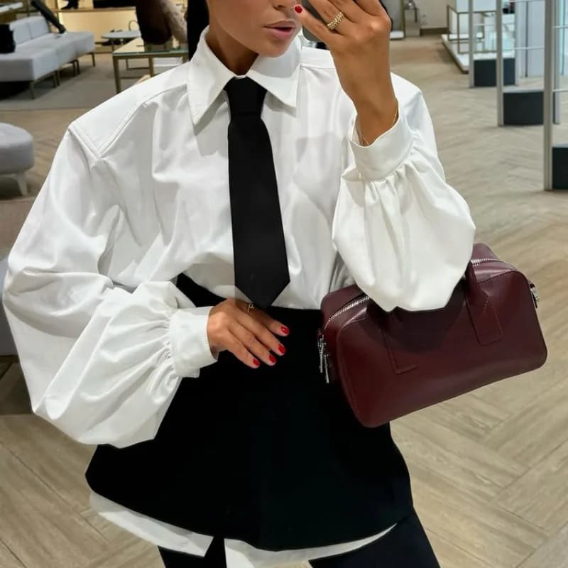 Completo da donna 2026: Nuovo set camicia e vestito, camicetta bianca con laccio e cintura, minigonna nera a strati, stile preppy chic, outfit casual