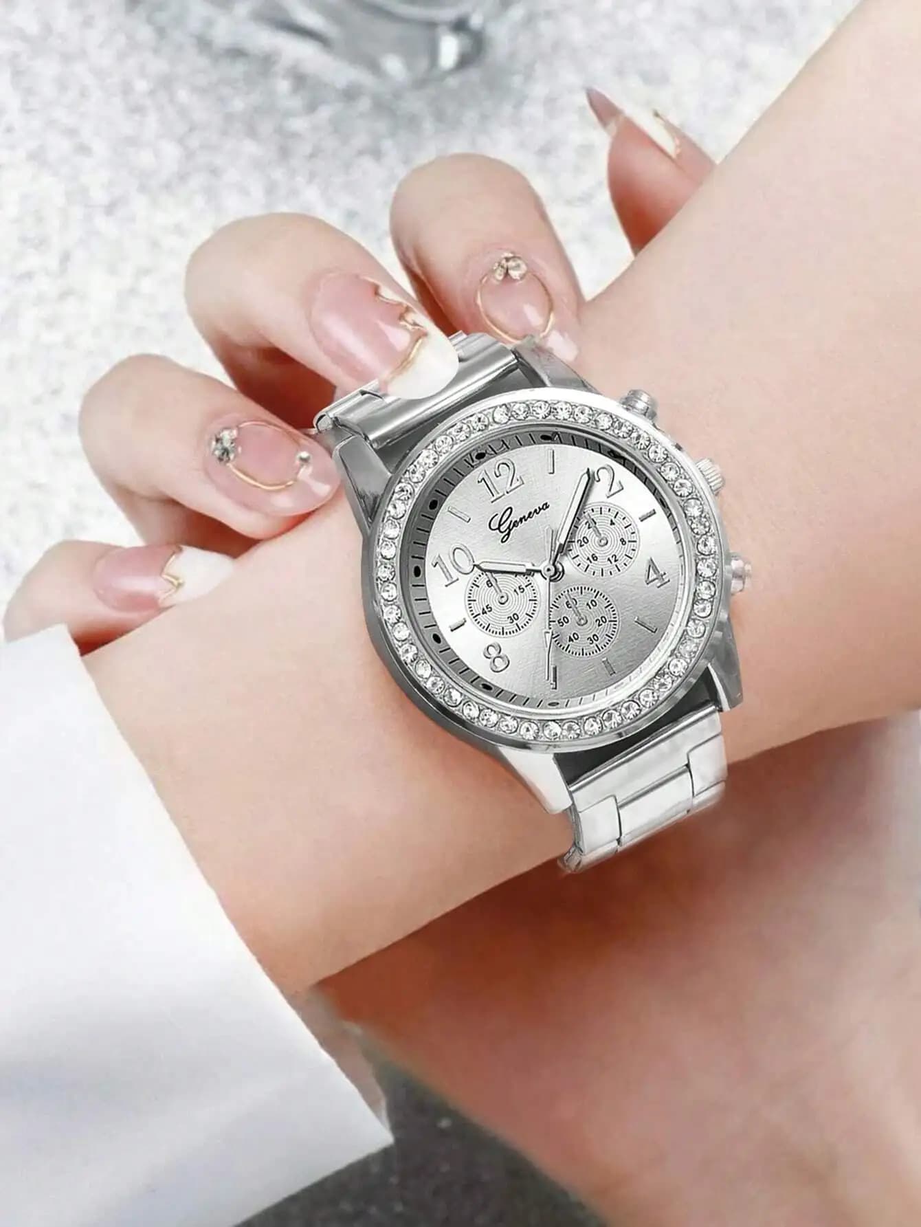 Elegante orologio al quarzo da donna color argento con lunetta in cristallo e cinturino in acciaio inossidabile