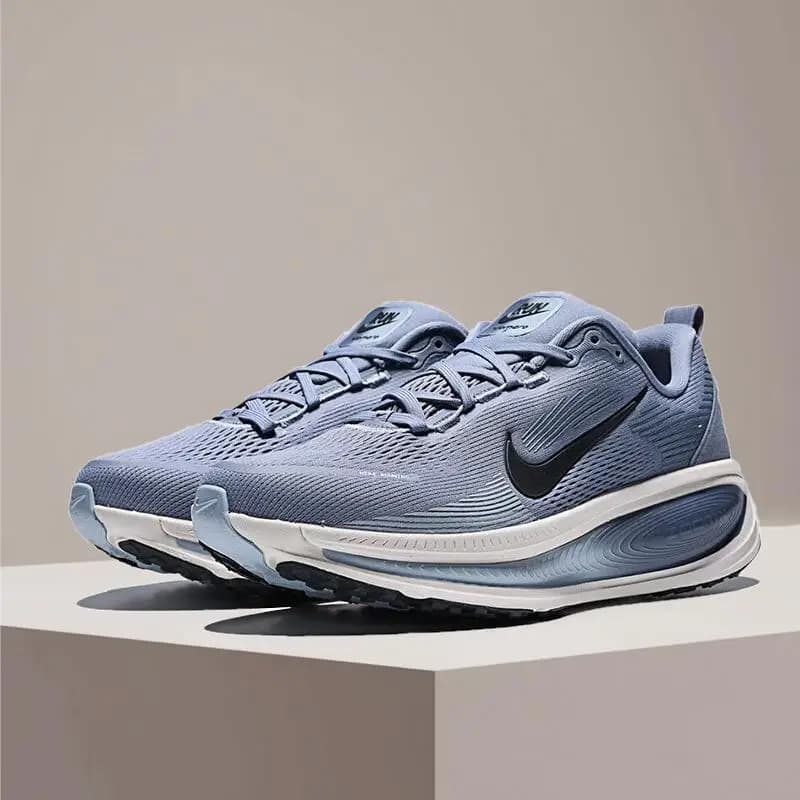 Nike Vomero 18 Ammortizzazione Supporto Leggero Ideale per correre e camminare Comode scarpe da corsa unisex HM6803-402
