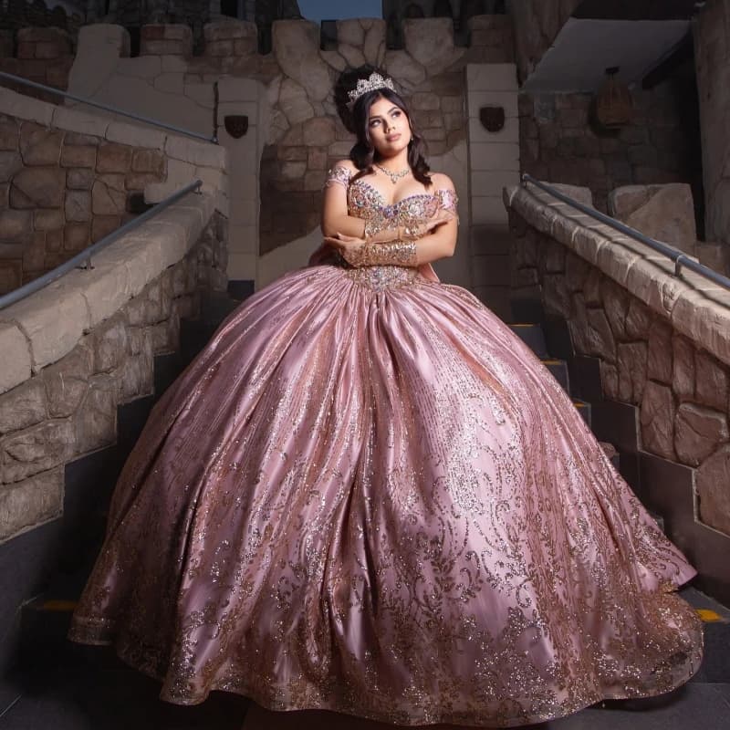 Abiti Quinceanera rosa lucido Abito da ballo con spalle scoperte Applique con paillettes Perline in pizzo Fiocco di cristallo Tull Sweet 16 Dress Vestidos