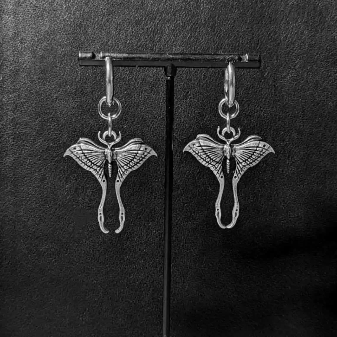 Orecchini a Cerchio Huggie Placcati Argento con Motivo Mimetico Luna Moth, Gioielli Gotici Alternativi per Donna