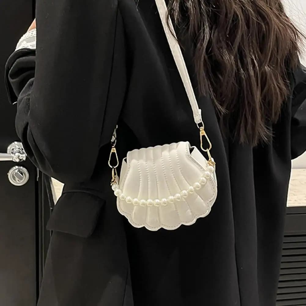 PU leather shoulder bag with French pearl chain, shell shape, fashionable, clutch bag, hobo chic bag, small shoulder bag, novelty