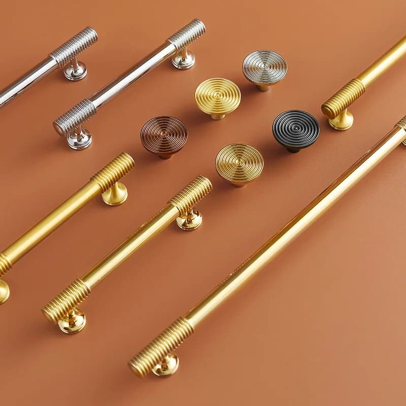 Maniglie per porte dell'armadio in ottone Maniglie per cassetti in oro massiccio Maniglia moderna semplice in rame puro per ferramenta per mobili