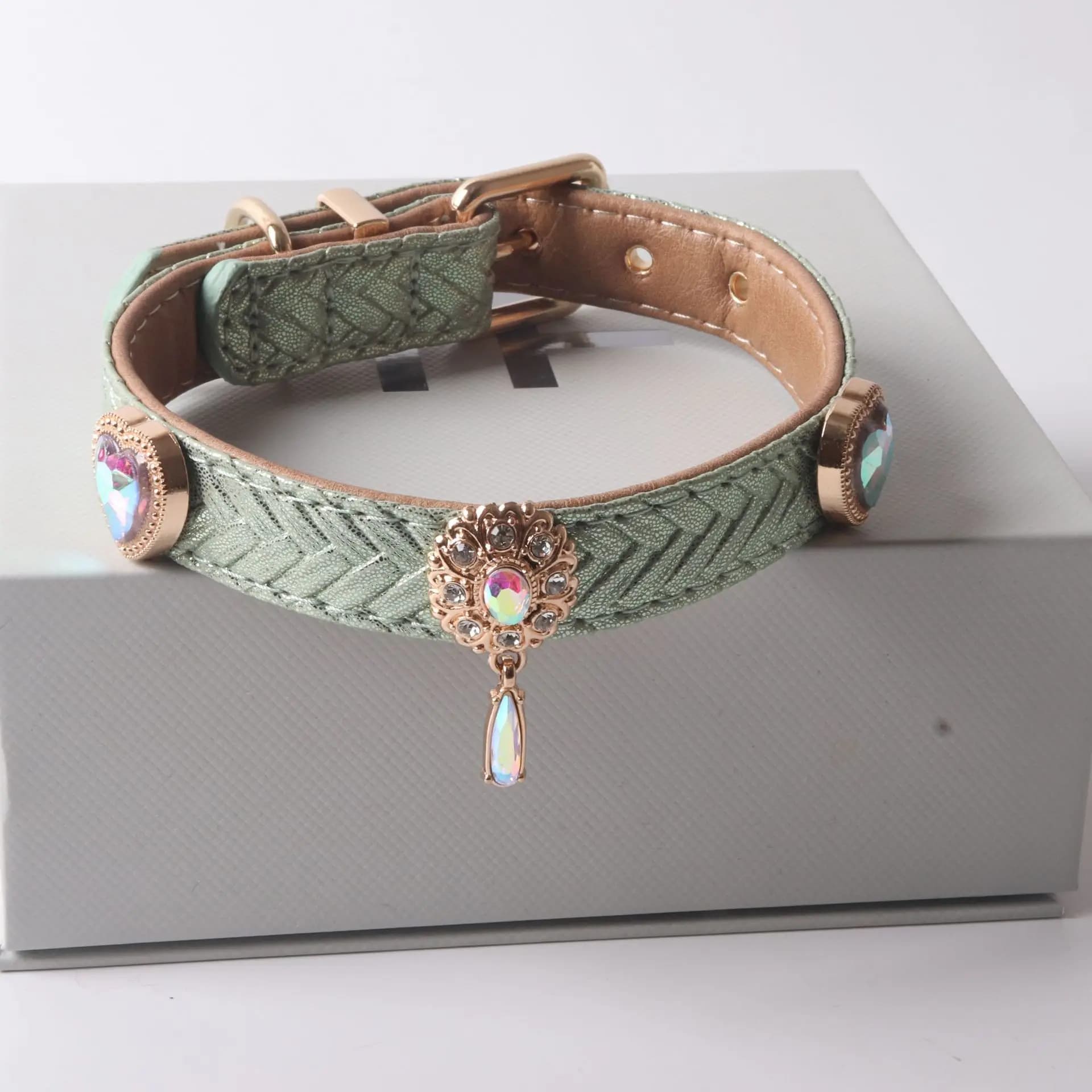 Collare per cani stile principessa sirena con brillantini, in pelle PU intrecciata, con cristalli e ciondolo a goccia, regolabile.