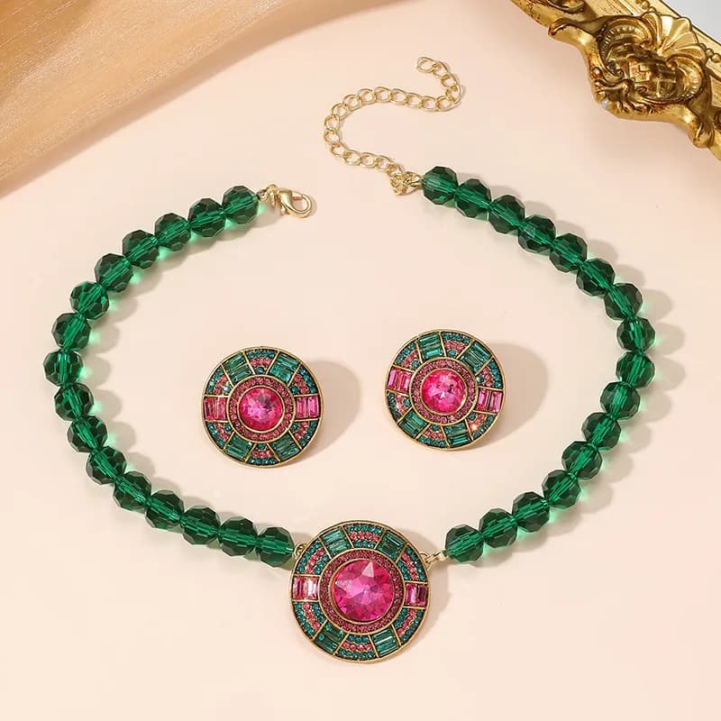 Set di gioielli da donna in due pezzi Set di collane con orecchini rotondi con strass Set di accessori esagerati con smeraldi di lusso retrò leggeri