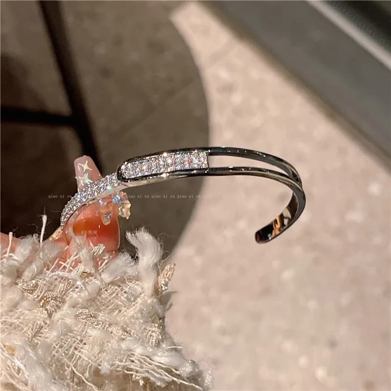 Bracciale rigido placcato argento CC per donna pieno di zirconi scintillanti Bracciale regolabile Gioielli squisiti Regali per ragazze Fascino di lusso