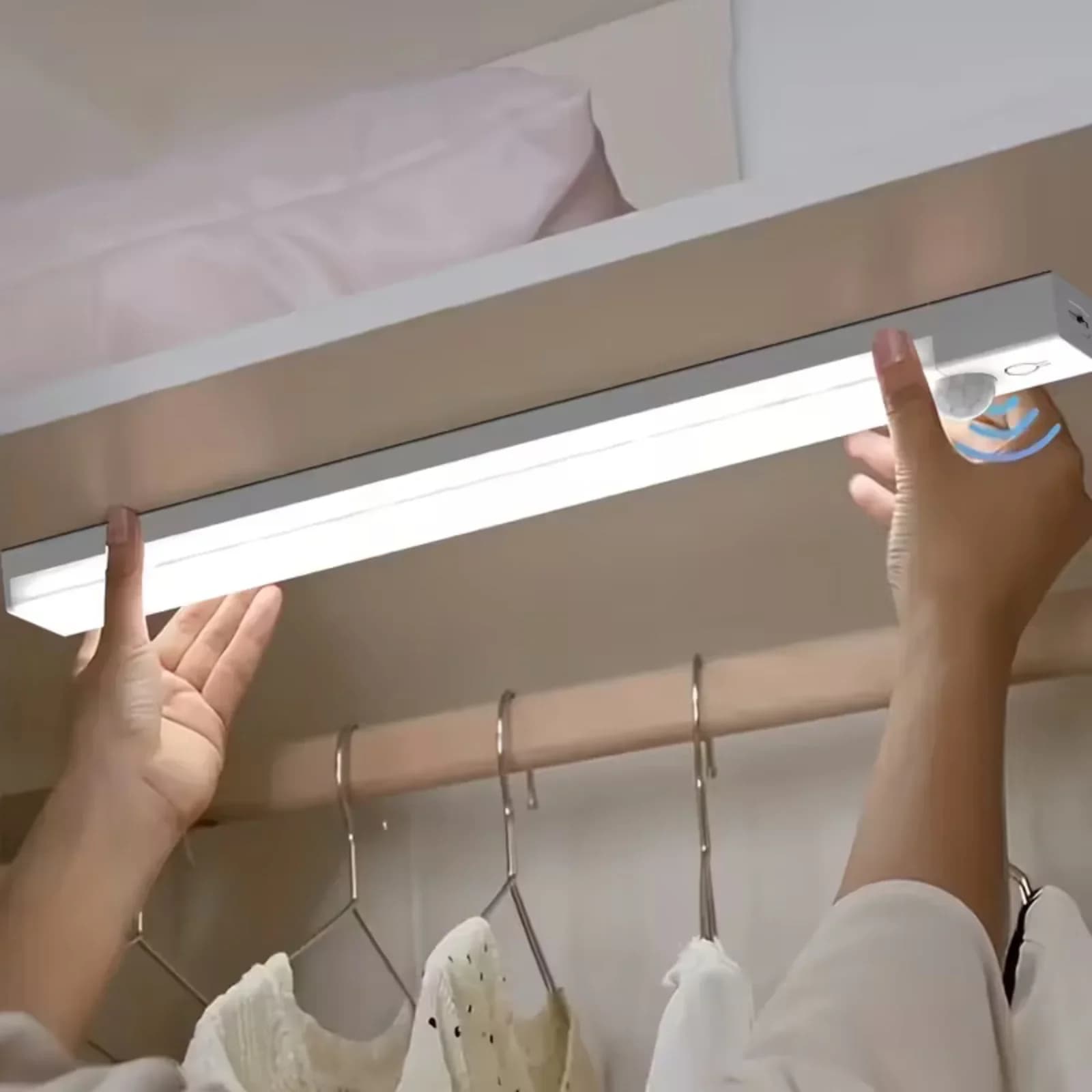 Luce LED intelligente ultrasottile con sensore di movimento, striscia lunga magnetica ricaricabile tramite USB.