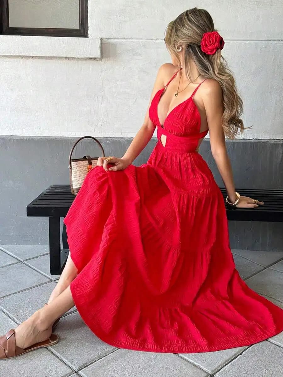 Abito lungo rosso con spalline sottili, dettagli cut-out e gonna a balze