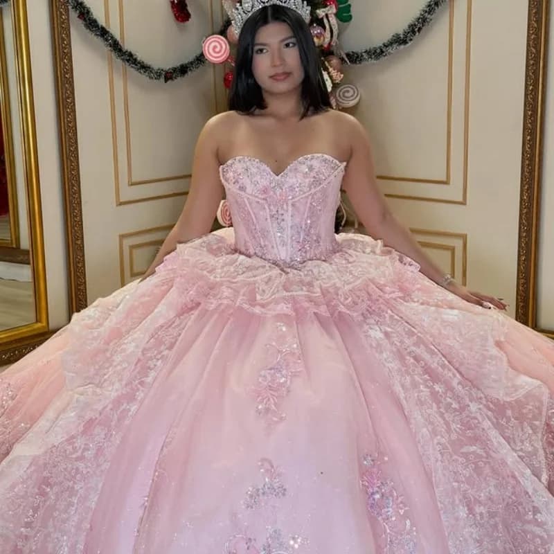 Abiti Quinceanera rosa lucido con spalle scoperte Decalcomania glitterata Stratificazione di pizzo Coda lunga Fiocco Vestido De 15 Quinceanera Personalizza