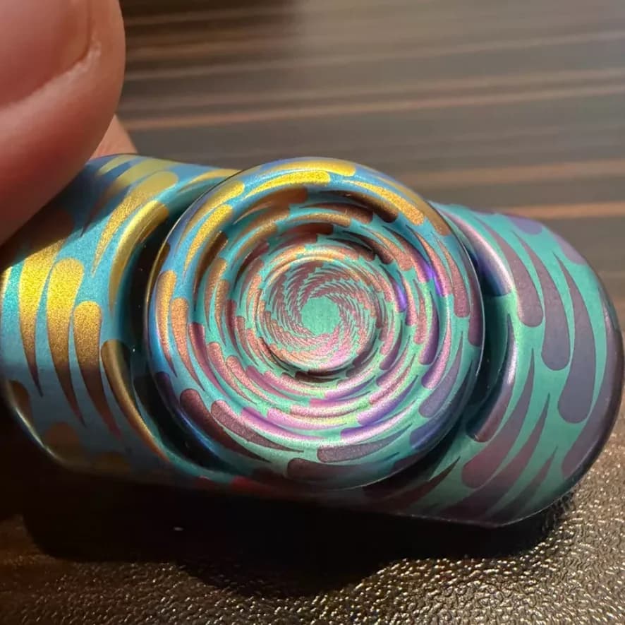 Used EDC STANLE&Xuan Yue Yuan Point Titanium Rainbow Carving Spinning Fingertip Gyroscope fidget spinner metal decompression toy