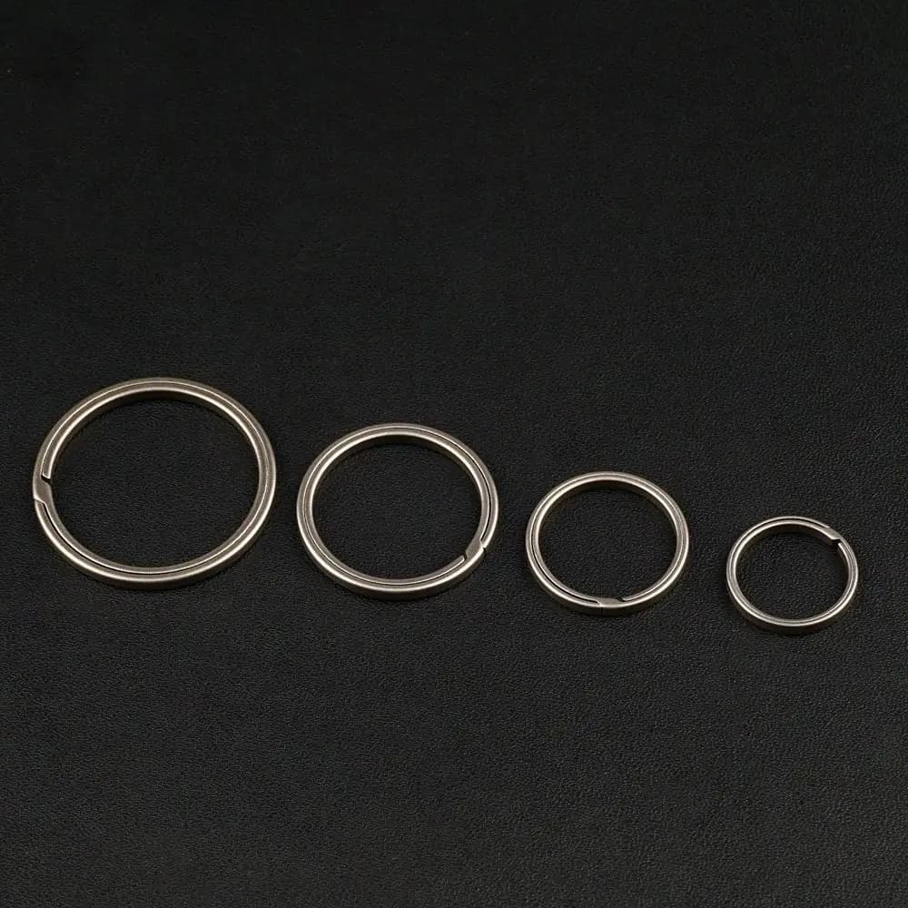 Set di 4 Portachiavi Ultra-leggeri in Lega di Titanio, Ciondoli in Metallo Duro, Accessori Fai-da-Te, Anelli a Pressione Laterale, Regalo
