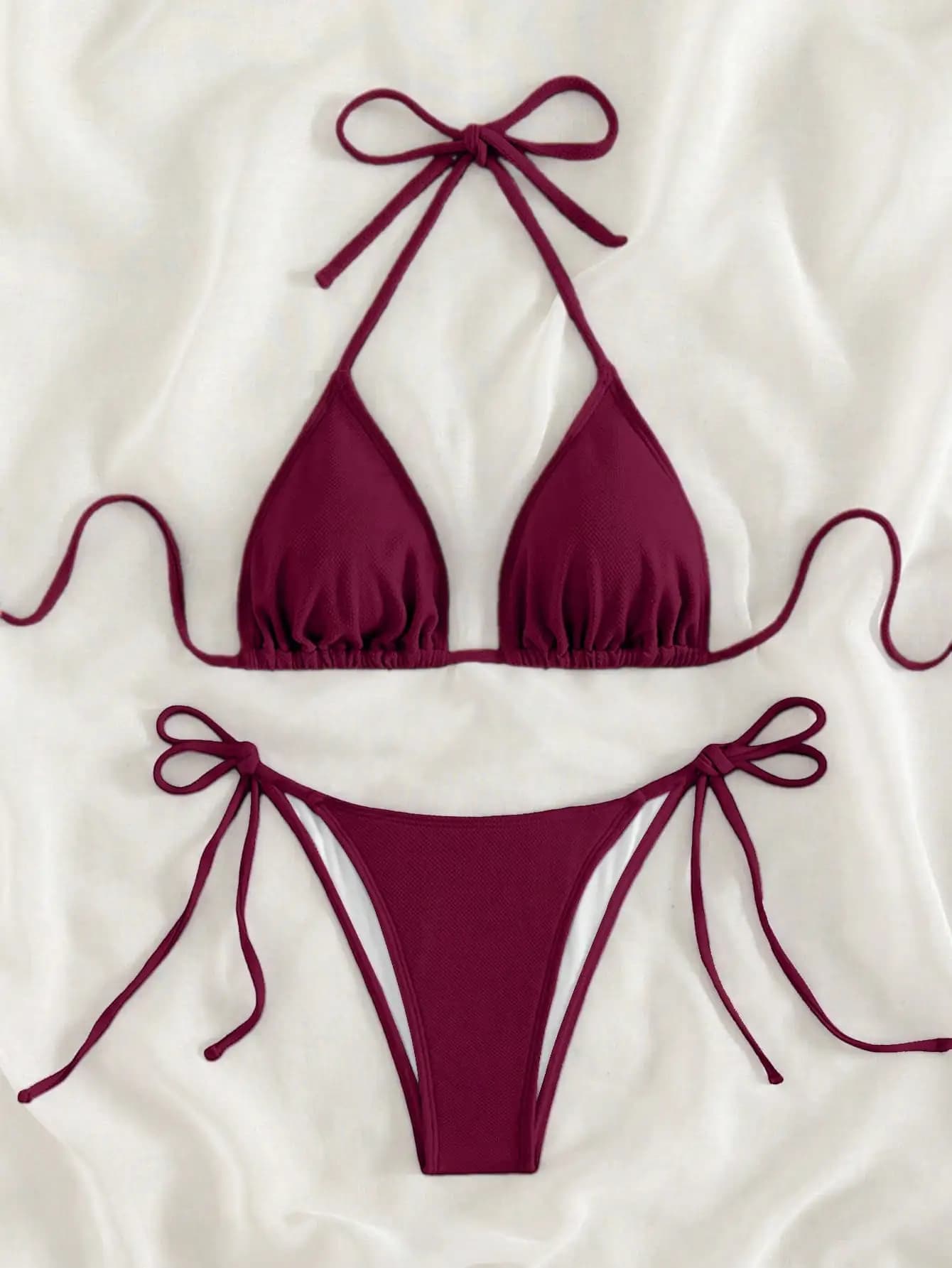 Set costume da bagno bikini estivo con papillon rosso vino e cravatta sul davanti