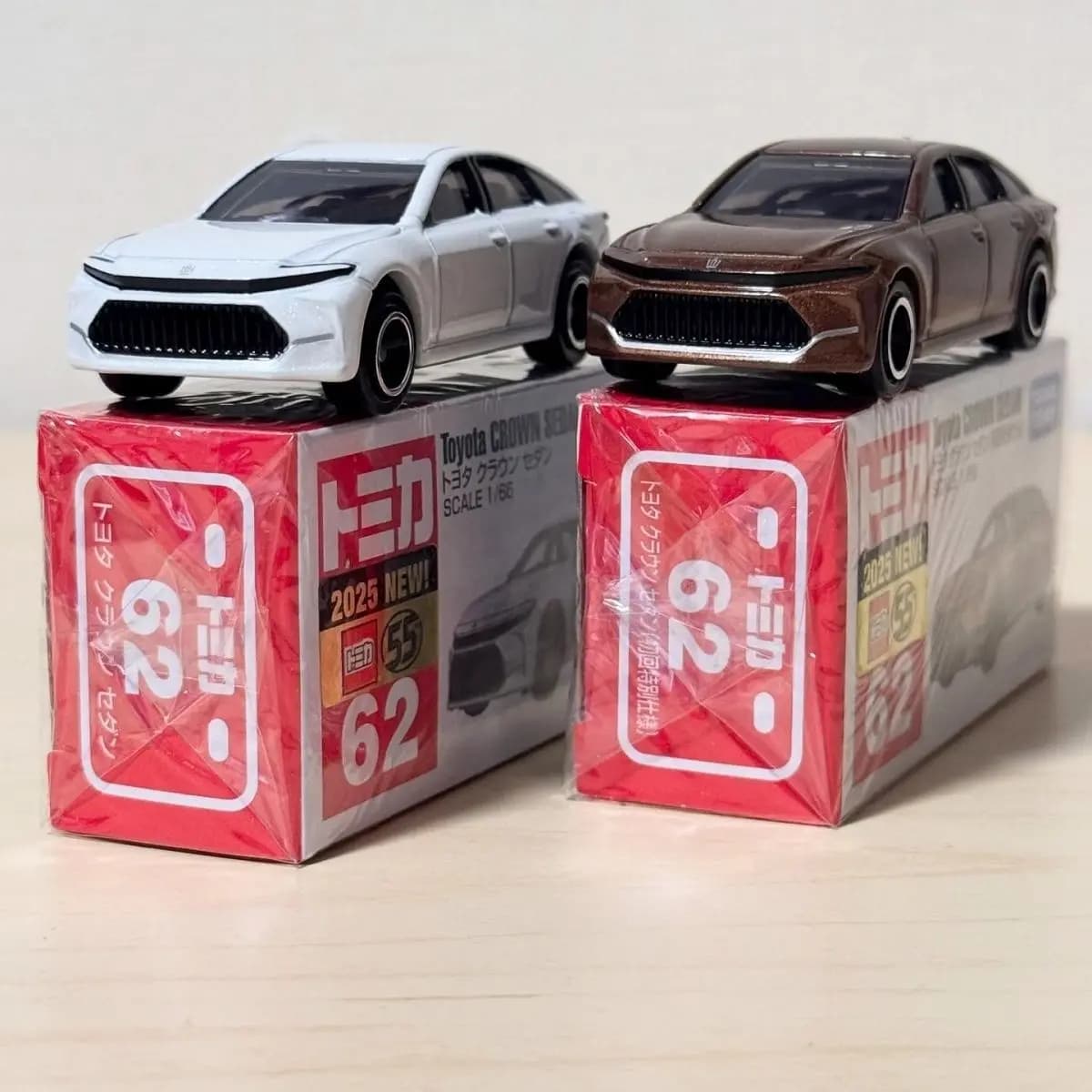 Takara Tomy Tomica N.62 Toyota Crown Sedan Edizione Limitata, Modellino Auto in Metallo, Collezione Veicoli in Miniatura, Regalo
