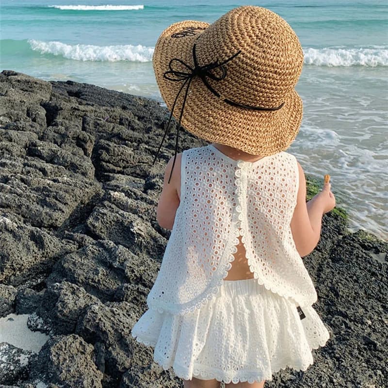 Ragazze 2024 Set di abbigliamento estivo Abito di pizzo cavo Bambino Casual T-shirt senza maniche + Pantaloncini Set di abbigliamento per bambini Abiti per bambini