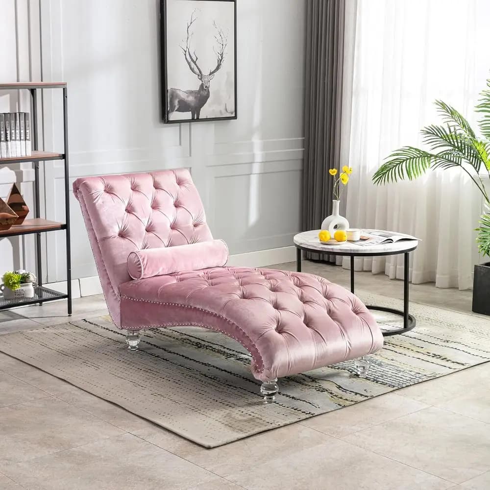 Chaise longue in velluto rosa con bottoni trapuntati, gambe in acrilico e cuscino lombare, ideale per il relax in soggiorno o camera da letto