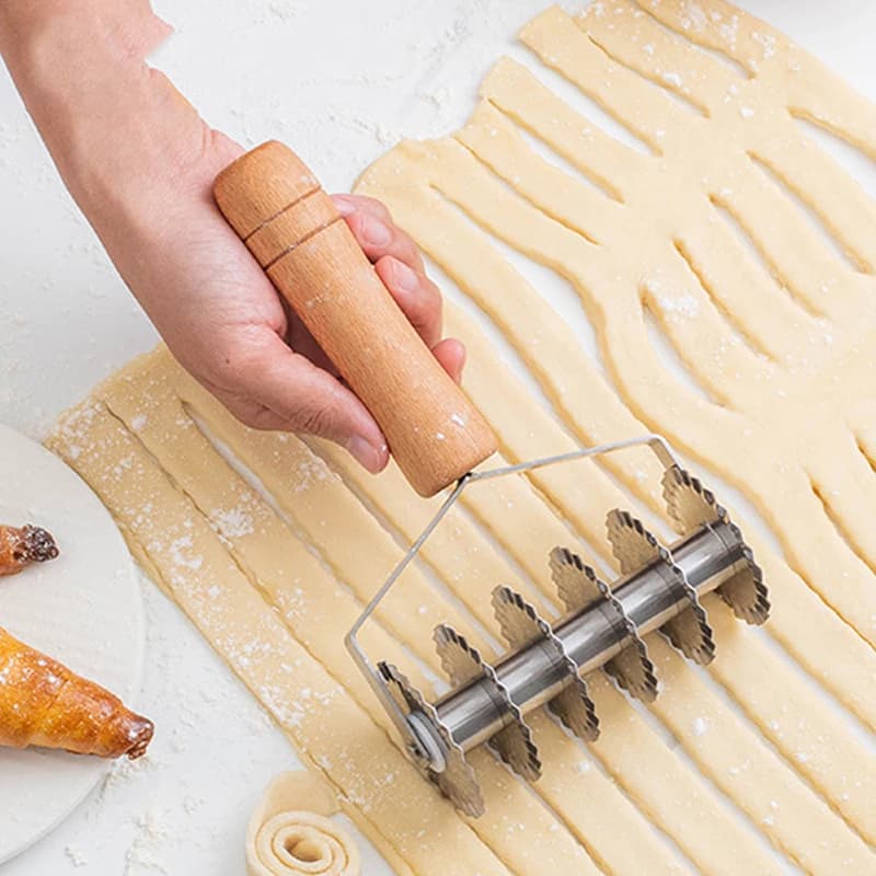 Taglierina a rullo per reticolo per pasta da pasticceria in acciaio inossidabile con manico in legno Noodle Cookie Dessert Pizza Pane Roller Cutter Coltello Affettatrice