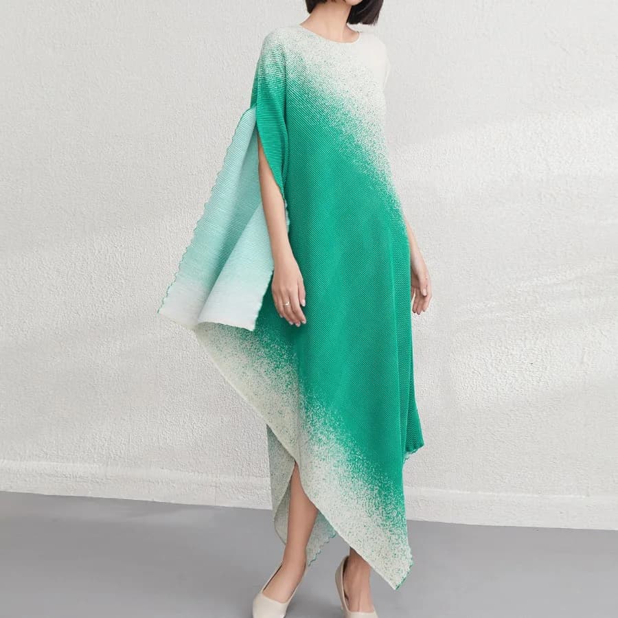 【Nuovo stile】Abito di grandi dimensioni con colore sfumato irregolare, nuova mantella estiva Miyake, abito di media e lunga lunghezza