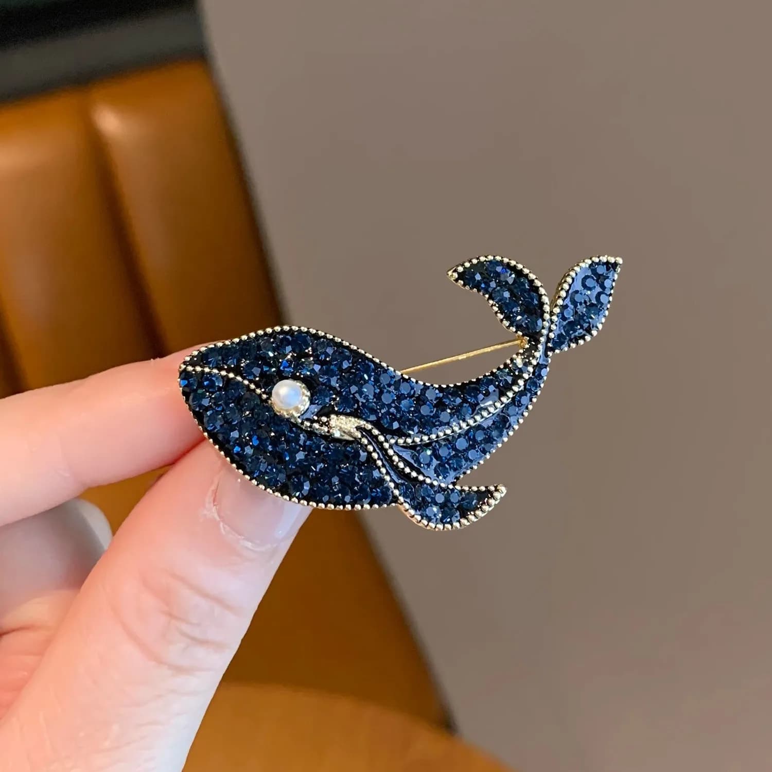 1Pcs Women's Luxury Whale Brooch, Sparkling Rhinestone Crystal Brooch, Elegant Suit Jacket Dress Accessories, Suitable for Daily Wear, Parties, Weddings