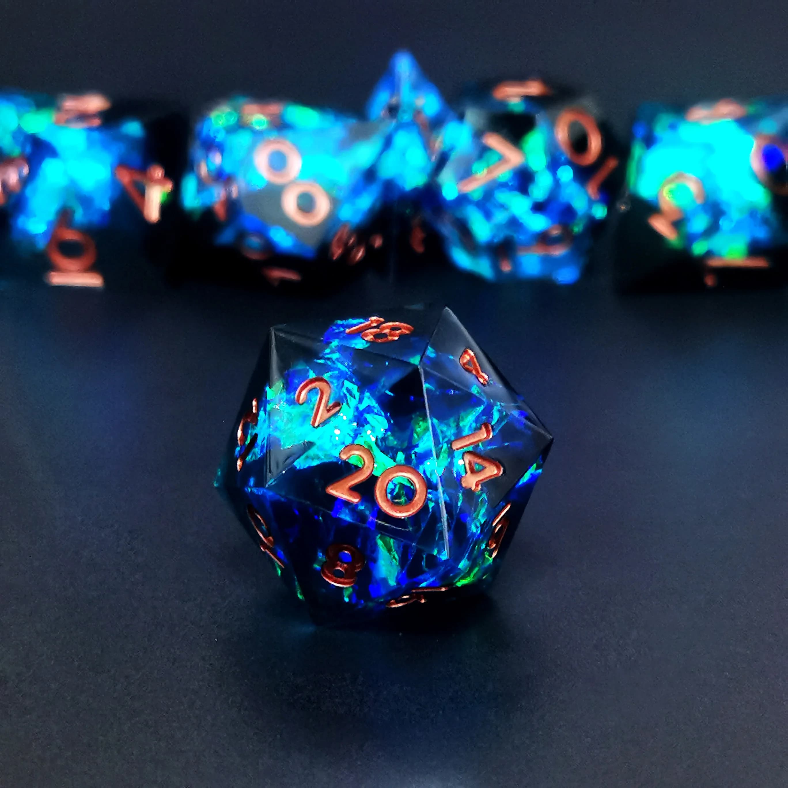 Set di dadi DnD in resina con bordo affilato fatto a mano - Dadi poliedrici da 7 pezzi in blu mistico per giochi da tavolo e mazze e draghi