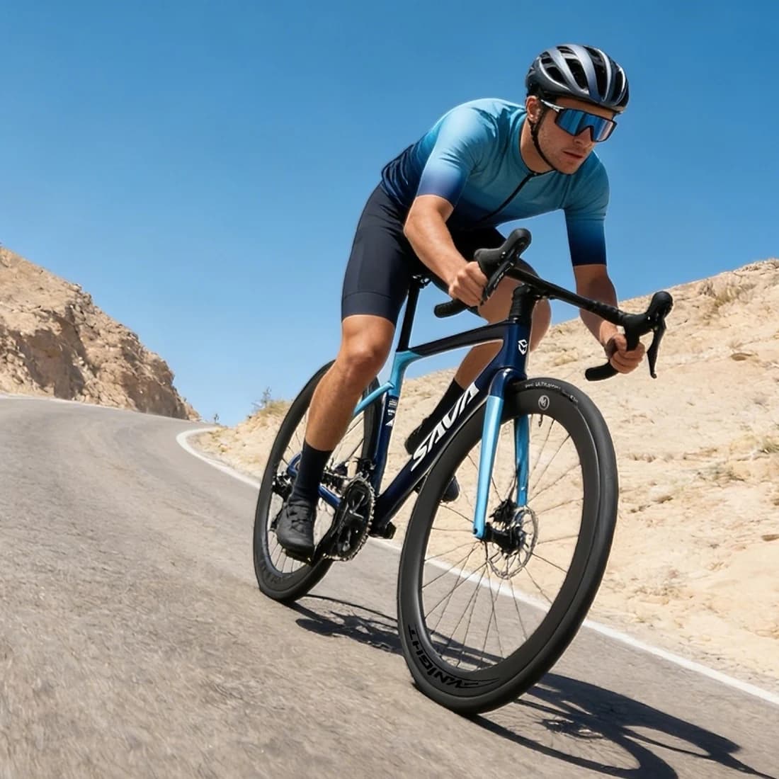 Bicicletta da Strada SAVA HAWKEYE in Fibra di Carbonio con Gruppo SHIMANO 105 7170 DI2, Ultra-leggera 8kg, Specifica per Competizioni