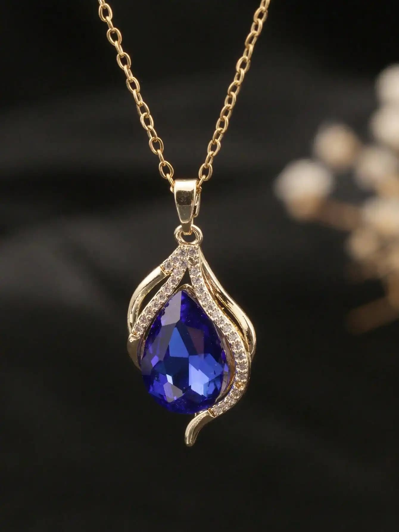 Collana con ciondolo a goccia in acciaio inossidabile, colore oro 18 carati con design a fiamma in zirconia artificiale blu, adatta per le donne, modello A