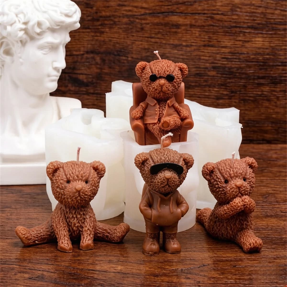 Stampo in Silicone 3D per Candele a Forma di Orsacchiotto su Divano con Occhiali da Sole e Giacca per Candele Aromaterapiche Fai-da-Te, Decorazione Casa, Regalo